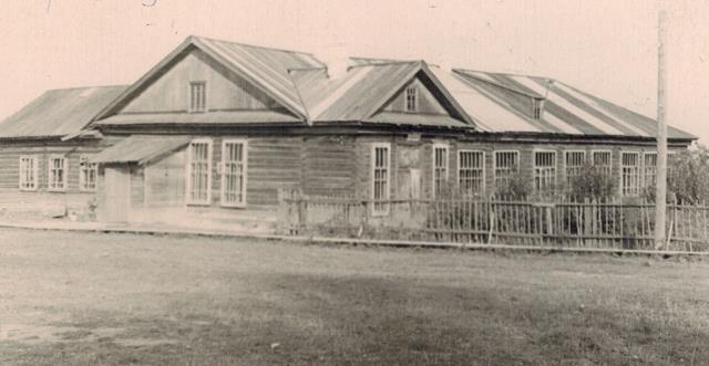 Здание Кожильской средней школы (фото 50-х годов 20 века)